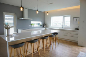 Elegant modern 5 bedroom villa in quiet area